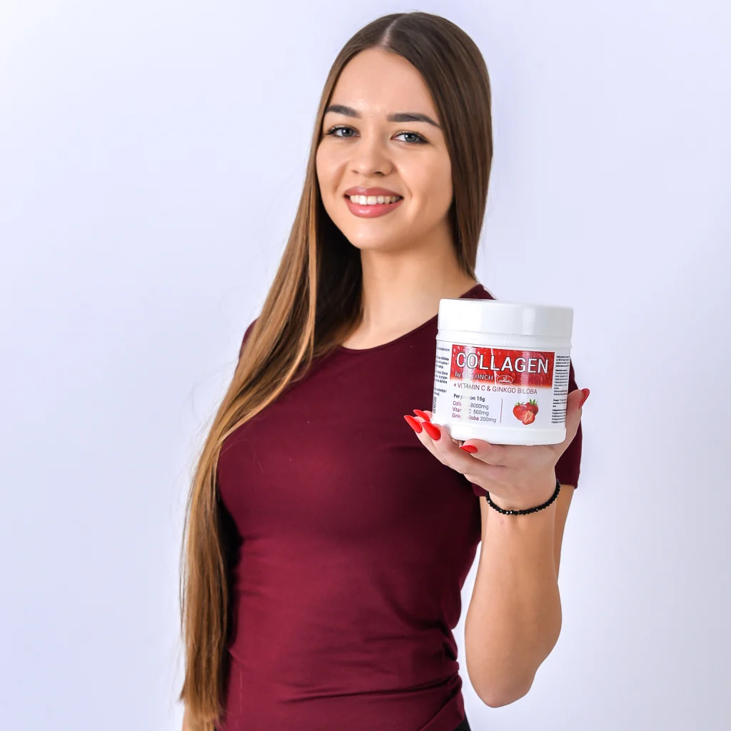 Ženski model drži Olympic Kolagen + Vitamin C & Gingko Biloba Jagoda 450g
