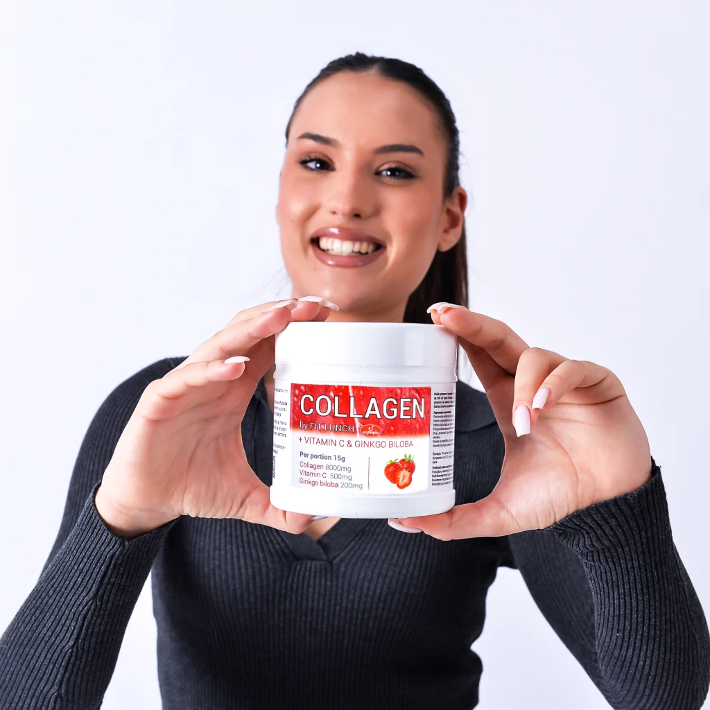 Ženski model pokazuje Olympic Collagen by Fit Lunch jagoda sa vitaminom C i ginkgo bilobom