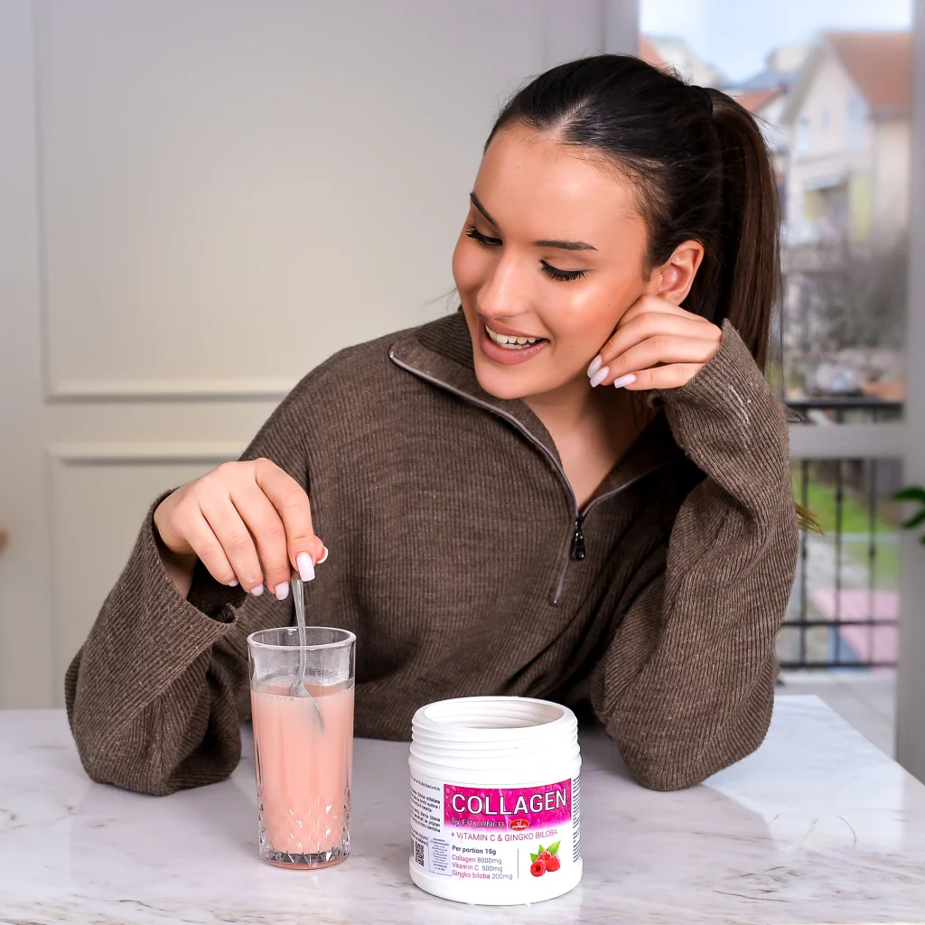 Ženski model priprema Collagen by Fit Lunch malina sa vitaminom C i ginkgo bilobom