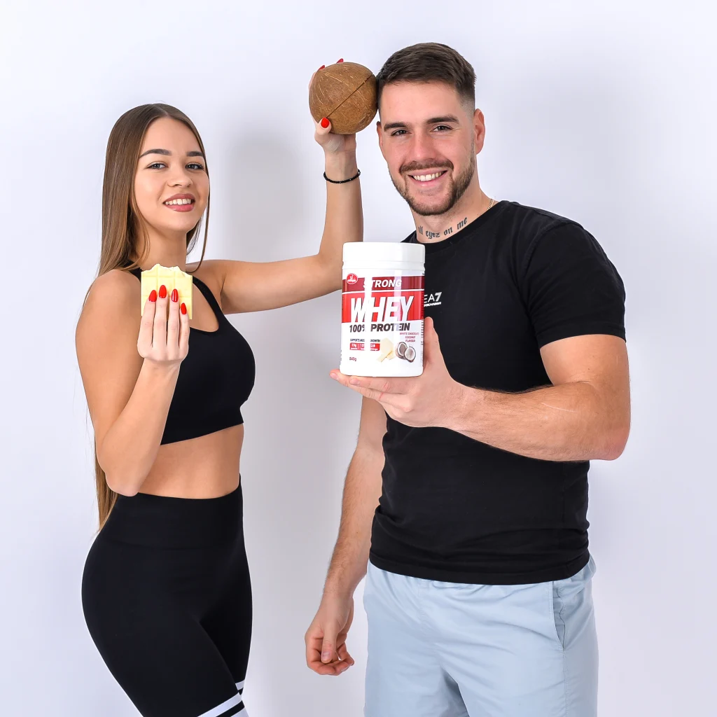 Muški i ženski model predstavljaju Olympic Strong Whey Protein bela čokolada kokos 840g