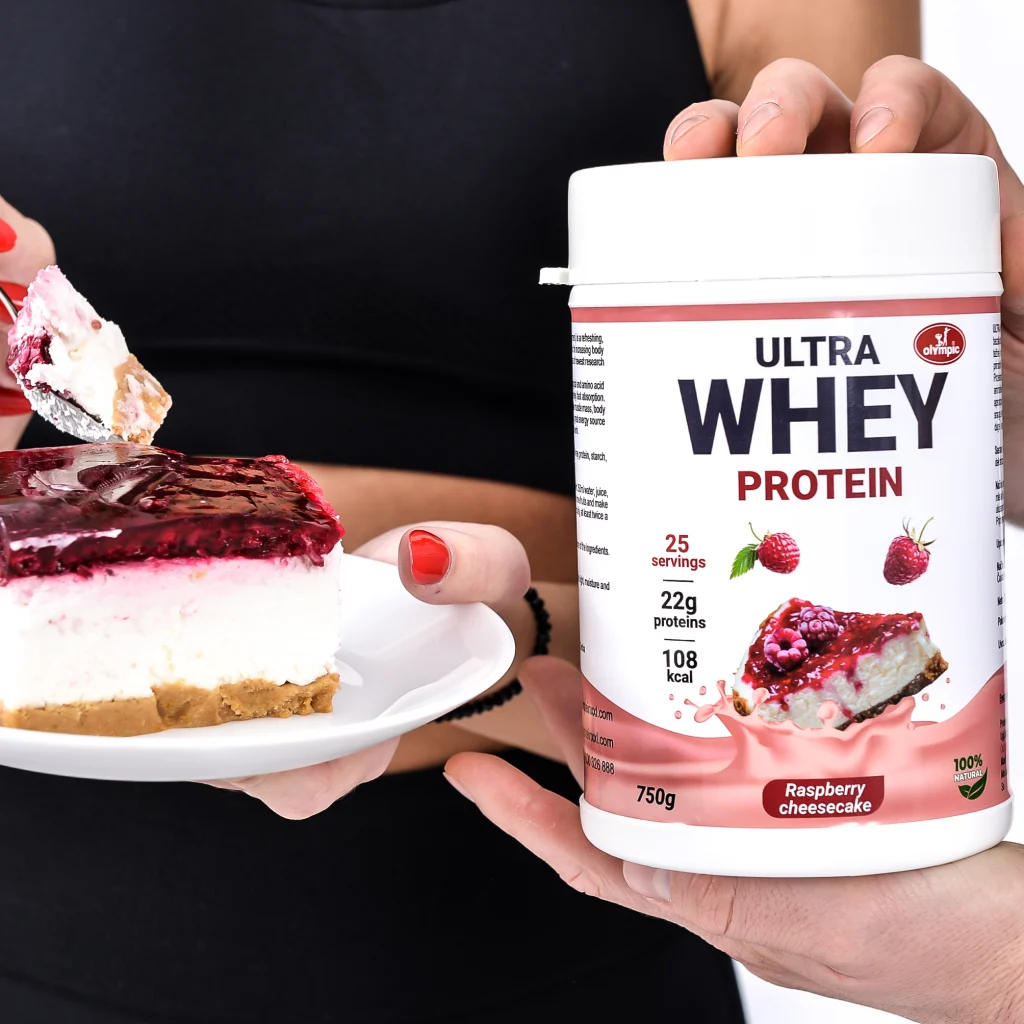 Olympic Ultra Whey Protein malina čizkejk 750g uz parče cheesecake kolača