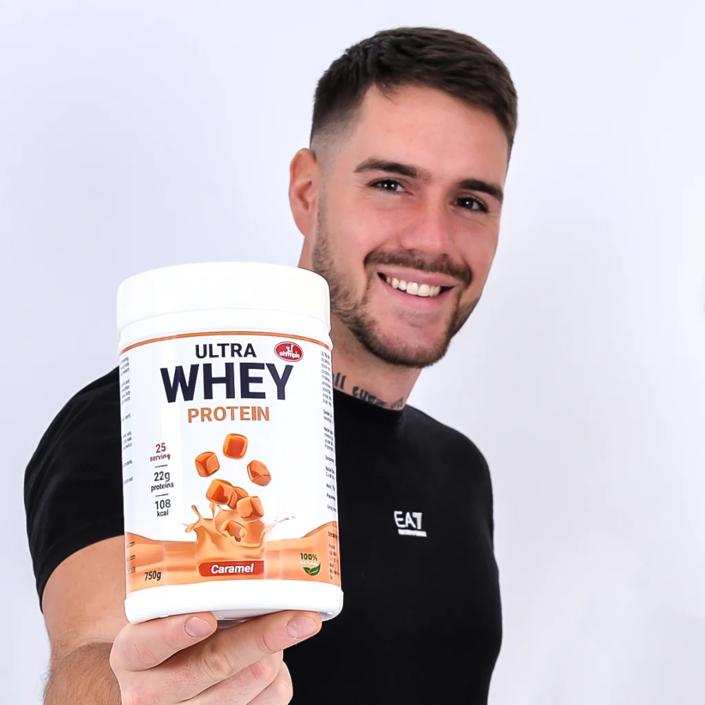 Muški model predstavlja Olympic Ultra Whey Protein karamela 750g