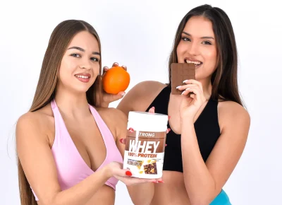 Ženski modeli predstavljaju Olympic strong whey protein za žene