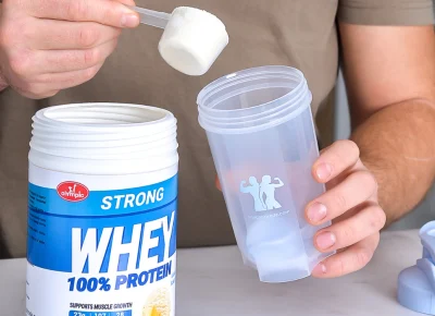 Model sipa Olympic Strong Whey protein od vanile u šejker