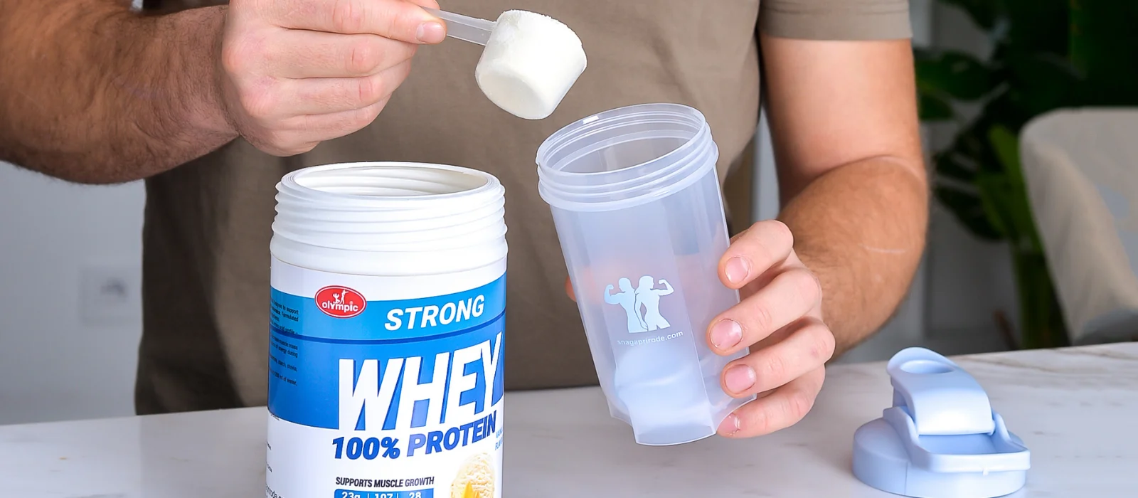 Model sipa Olympic Strong Whey protein od vanile u šejker