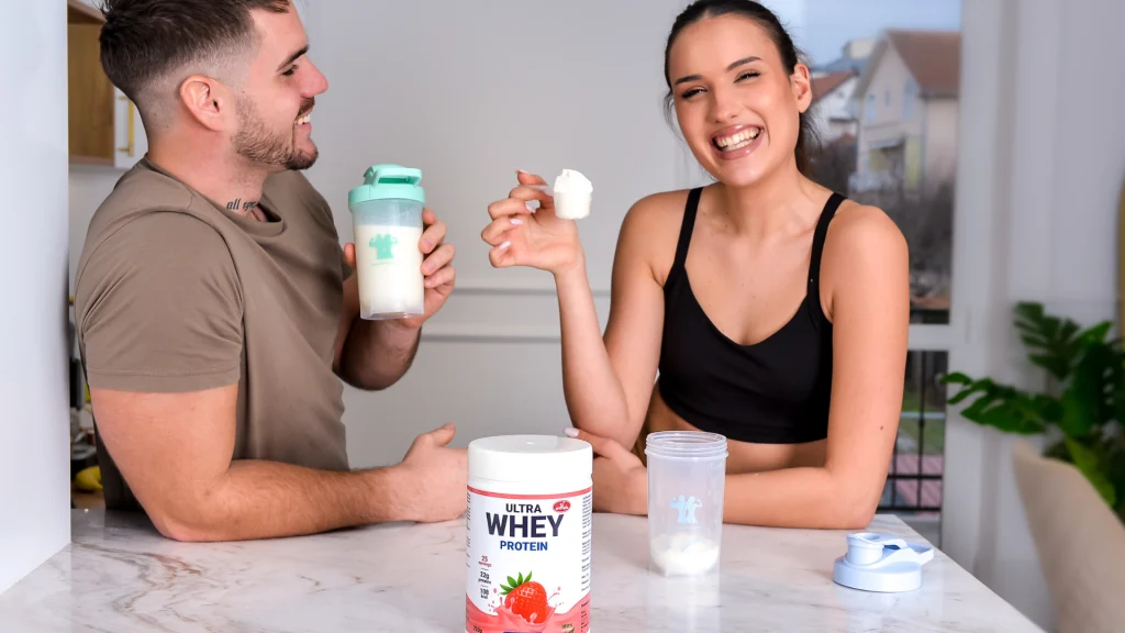 Ženski i muški model probaju Olympic ultra whey protein jagoda